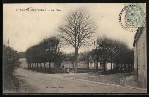 AK Châlons-sur-Vesle, La Place avec arbres et passants