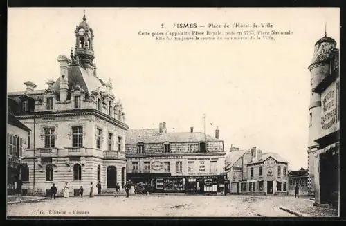 AK Fismes, Place de l`Hôtel-de-Ville avec bâtiments historiques et passants