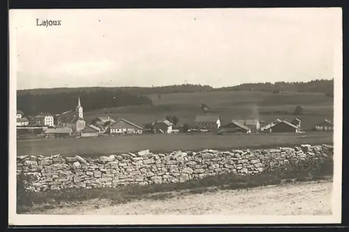 AK Lajoux, Ortspartie mit Kirche
