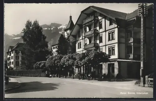 AK Interlaken, Strassenpartie am Hotel Sonne