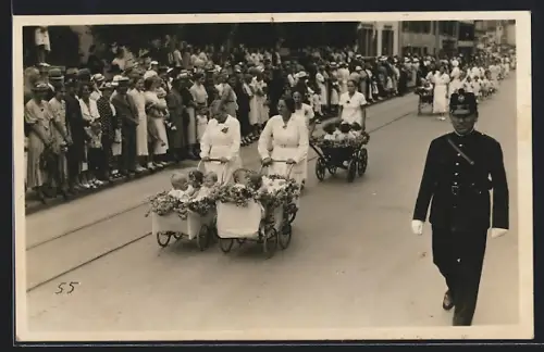 AK Aarau, Mütter mit Kinder im Kinderwagen bei einem Festumzug