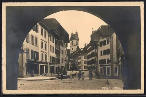AK Aarau, Blick durch Torbogen auf Strasse mit Geschäften