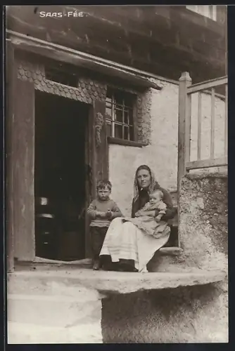 AK Saas-Fée, Mutter mit Kindern vor Hauseingang