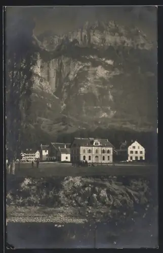 AK Wallenstadt, Kasernen vor Gebirgswand