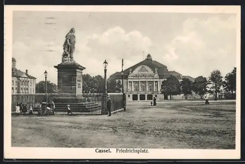 AK Kassel, Friedrichsplatz mit Denkmal und Staatstheater