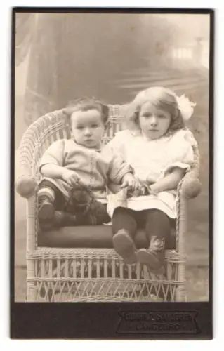 Fotografie Günther Sandgren, Langebro, Zwei Kinder auf Rattanstuhl