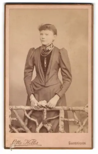 Fotografie Otto Hiller, Saarbrücken, An der neuen Brücke, Porträt einer Dame