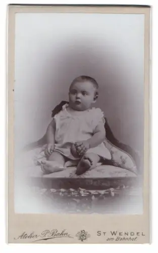 Fotografie Atelier P. Bahn, St. Wendel, am Bahnhof, Porträt eines Kleinkinds