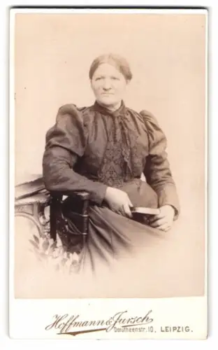 Fotografie Hoffmann & Jursch, Leipzig, Dorotheenstr. 10, Porträt einer Frau mit Buch