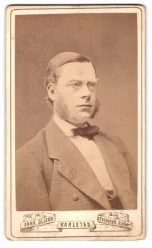 Fotografie Anna Ollson, Karlstad, Porträt eines Herrn mit Brille