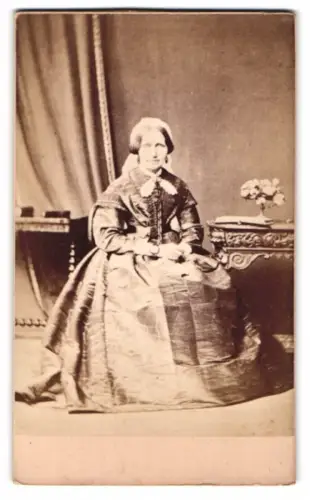 Fotografie unbekannter Fotograf und Ort, Frau in elegantem Kleid