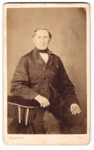 Fotografie August Prytz, Veile, Damningen 329, Porträt eines sitzenden Mannes