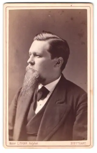 Fotografie C. Pfann, Stuttgart, Königstrasse 27, Porträt eines Mannes im Profil