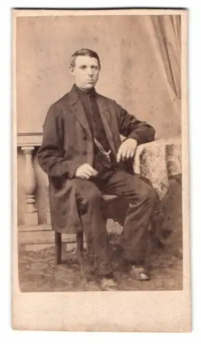 Fotografie unbekannter Fotograf und Ort, Porträt eines sitzenden Mannes