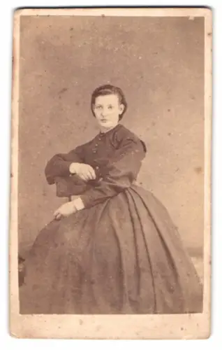 Fotografie M. Alstrup, Gefle, Anmutige Dame in zeitgenössischer Kleidung