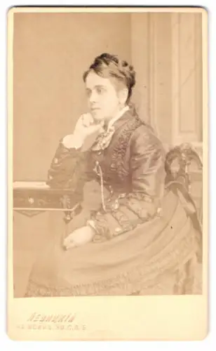 Fotografie Levitskij, Ort unbekannt, Dame im taillierten Kleid