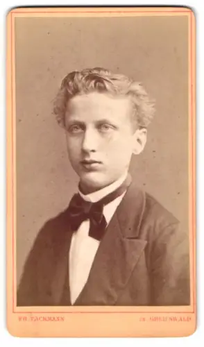 Fotografie Fr. Tackmann, Greifswald, Langefuhrstrasse 25, Porträt eines jungen Mannes