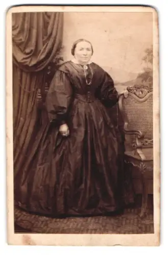 Fotografie Heinrich Memmert, Erlangen, Frau in elegantem Kleid
