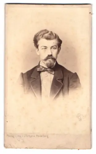 Fotografie J. Schulze, Heidelberg, Porträt eines Mannes mit Bart