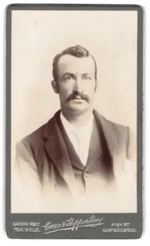 Fotografie Carr & Hopperton, Tunbridge Wells, Camden Road, Porträt eines Herrn mit Schnurrbart