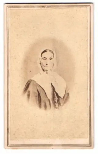 Fotografie J. Mitchell, New Castle, Porträt einer älteren Dame