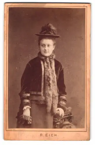 Fotografie Robert Eich, Dresden, Prager Strasse 38, Porträt einer Dame in eleganter Kleidung