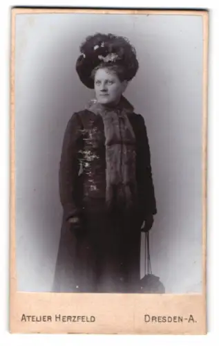 Fotografie Atelier Herzfeld, Dresden-A., Altmarkt, Elegante Dame mit prächtigem Hut