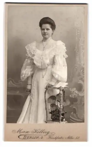 Fotografie Max Kolberg, Berlin, Frankfurter Allee 53, Dame in elegantem Kleid