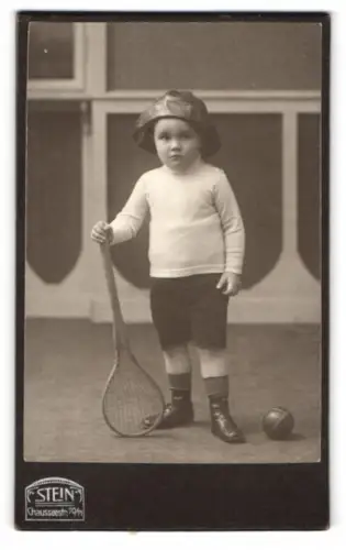 Fotografie Stein, Berlin, Chausseestrasse 70/71, Kind mit Tennisschläger