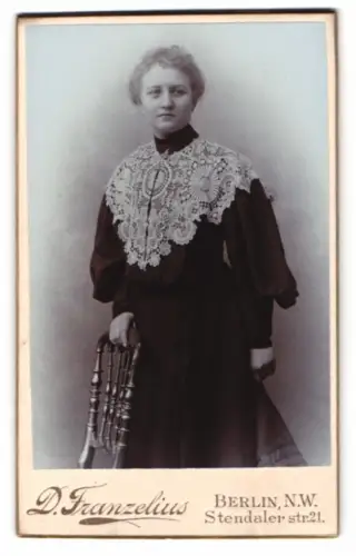 Fotografie D. Franzelius, Berlin, Stendaler Str. 21, Dame mit Spitzenkragen