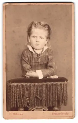 Fotografie O. Delorme, Braunschweig, Marstall 21, Porträt eines Kindes am Tisch