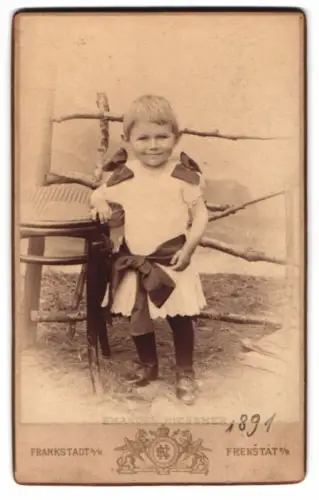 Fotografie Emanuel Wiesner, Frankstadt a. R., Ein Kind mit Stuhl