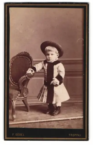 Fotografie F. Gödel, Troppau, Töpfergasse 3, Kleinkind mit Hut