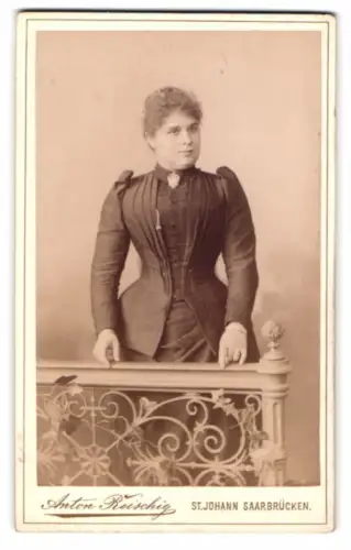Fotografie Anton Reischig, St. Johann /Saarbrücken, Bahnhofstrasse 71, Frau im taillierten Kleid