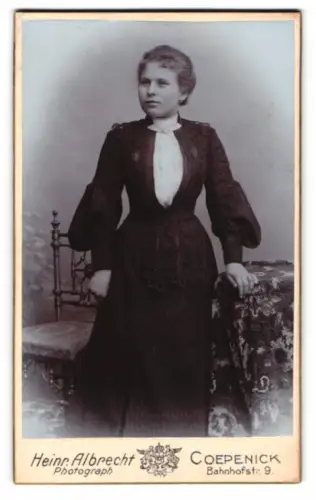 Fotografie Heinr. Albrecht, Coepenick, Bahnhofstr. 9, Porträt einer Dame
