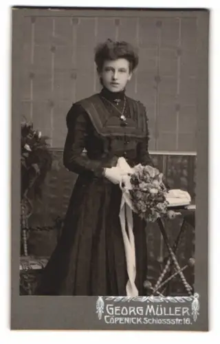Fotografie Georg Müller, Cöpenick, Schlossstr. 16, Dame mit Blumenstrauss