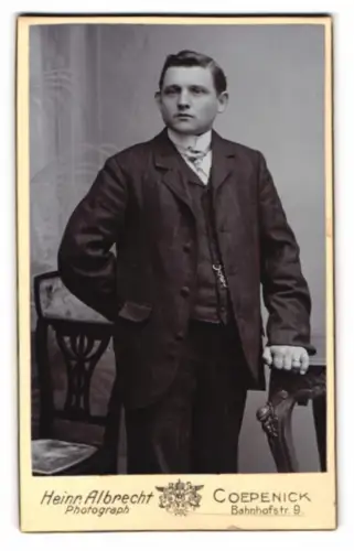 Fotografie Heinr. Albrecht, Coepenick, Bahnhofstr. 9, Junger Mann im Anzug