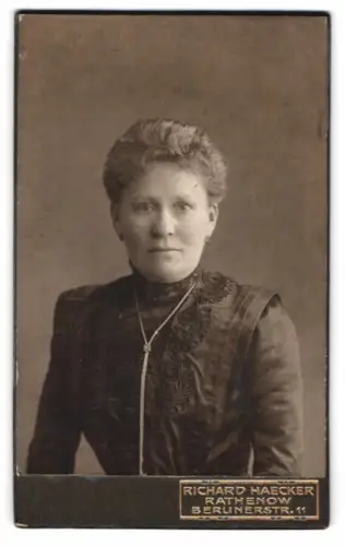 Fotografie Richard Haecker, Rathenow, Berlinerstr. 11, Portrait einer Frau mit elegantem Kleid