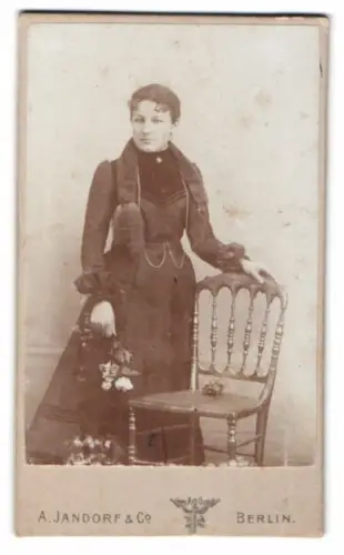 Fotografie A. Jandorf & Co., Berlin, Frau mit Blumen in der Hand