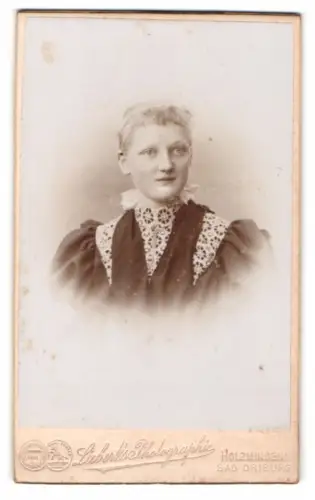 Fotografie Liebert`s Photographie, Holzminden, Karl Str. 19, Porträt einer Frau in elegantem Kleid