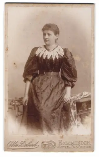 Fotografie Otto Liebert, Holzminden, Frau im eleganten Kleid