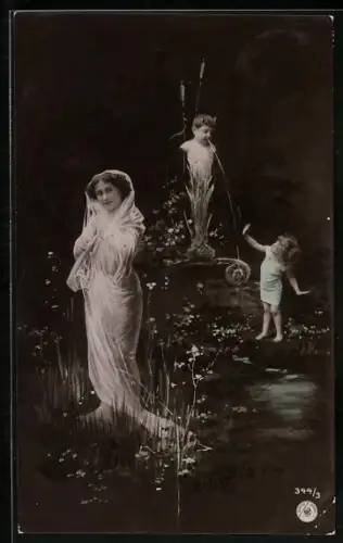 Foto-AK NPG Nr. 344/3: Satyr Springbrunnen spuckt Wasser auf ein Mädchen, Dame am Flussufer