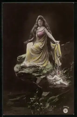 Foto-AK NPG Nr. 344/10: Junge Frau mit Kamm sitzt auf einem Felsen mit Elfe
