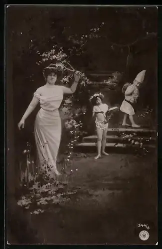 Foto-AK NPG Nr. 344/8: Dame im Garten mit Amor und einem Zwerg