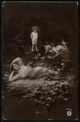 Foto-AK NPG Nr. 344/7: Lächelnde Dame und Amor liegen auf einer Blumenwiese
