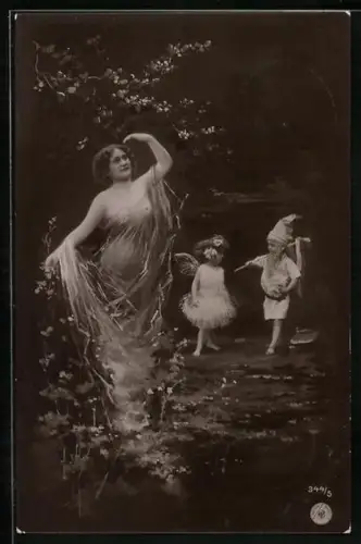 Foto-AK NPG Nr. 344/5: Zwerg und Elfe mit einer jungen Frau im Wald