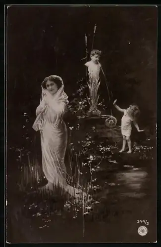 Foto-AK NPG Nr. 344/3: Satyr-Wasserspeier spuckt Wasser in einen Bach, Mädchen und junge Dame am Ufer