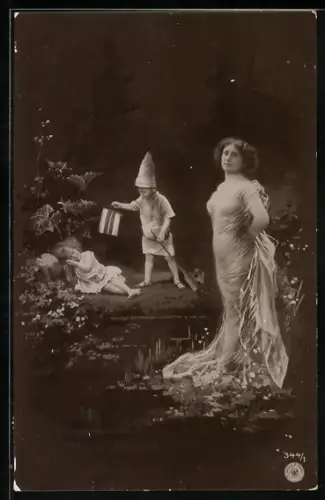 Foto-AK NPG Nr.344 /1: junge Frau im Kleid, Zwerg leuchtet auf schlafendes Mädchen