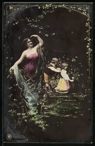 Foto-AK NPG: Kinder spielen im Wald, Frau im fliessenden Gewand hebt den Arm