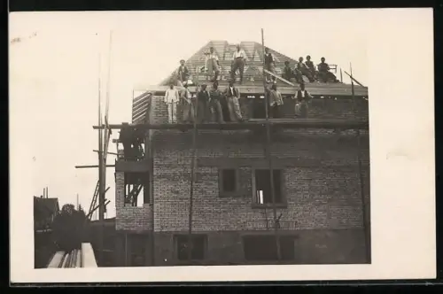 Foto-AK Gruppenfoto von Tischlern auf Baugerüst
